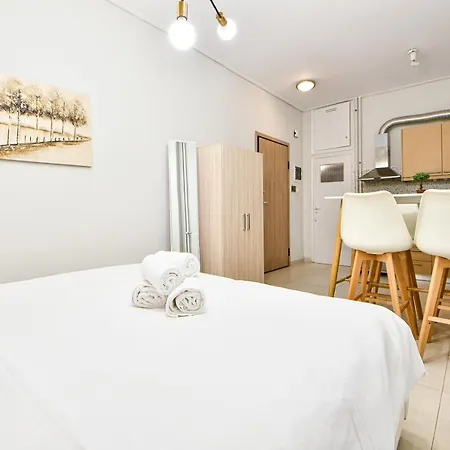 Апартаменты Lovely Renovated Studio Афины